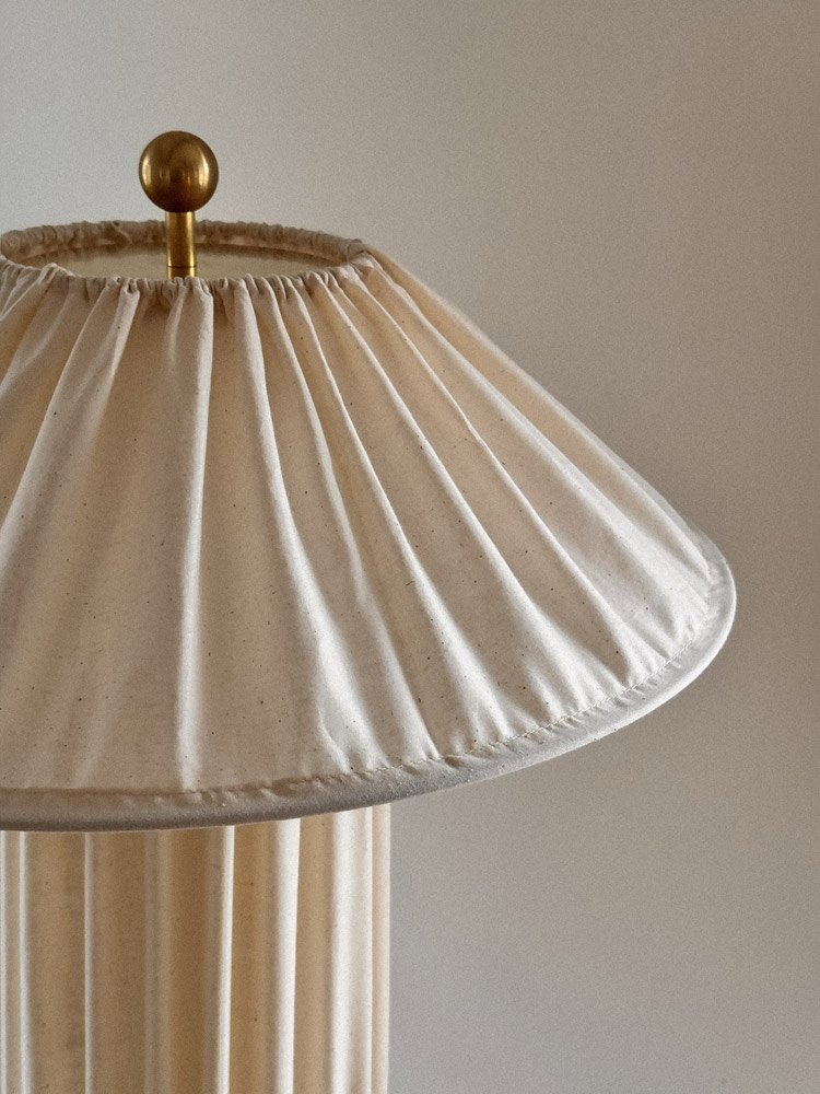 Adoration studio - Lampe Aura en couleur ivory Adoration studio - Lampe Aura en couleur ivory