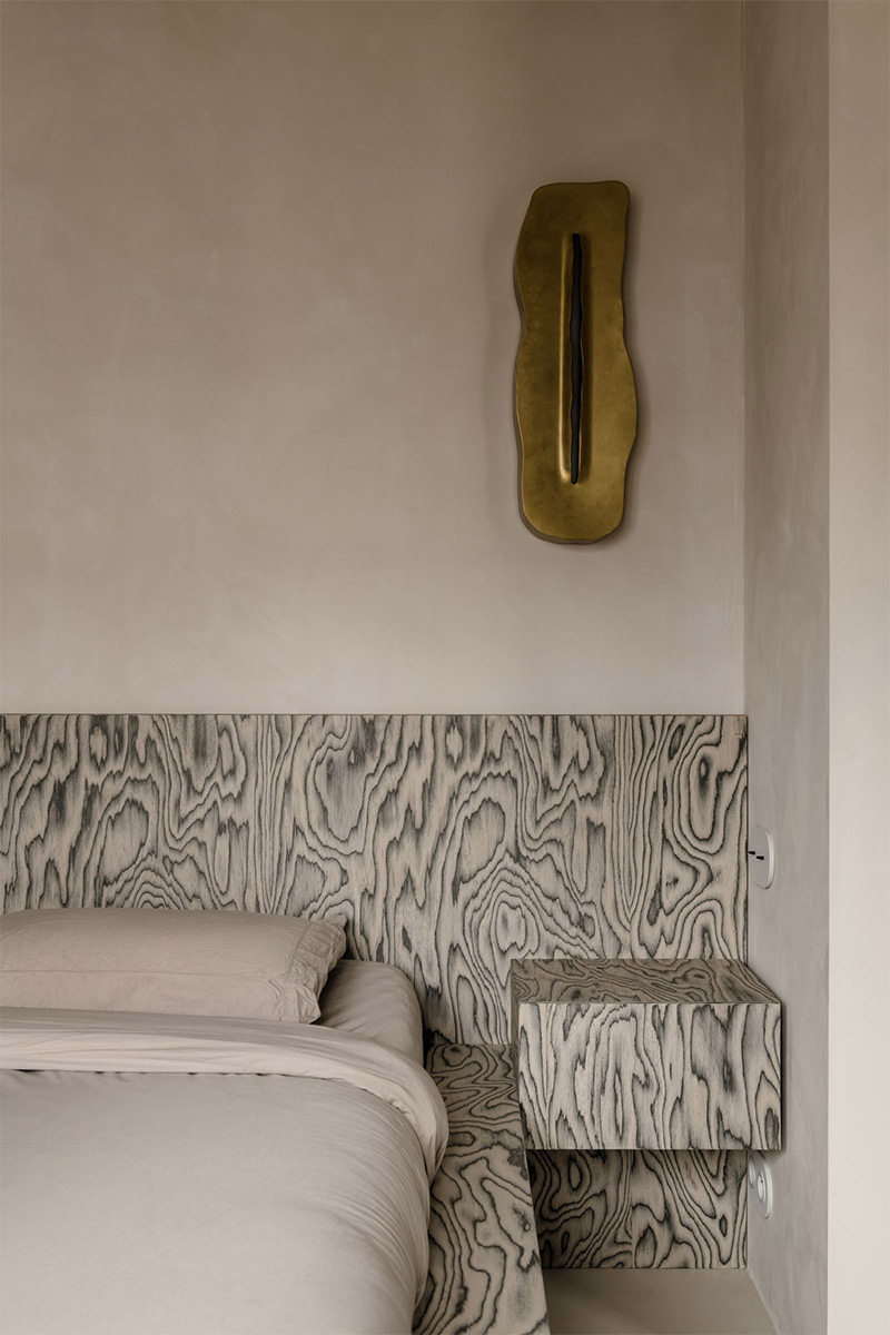 Une tête de lit sur-mesure conçue avec du bois traité Alpi Une tête de lit sur-mesure conçue avec du bois traité Alpi