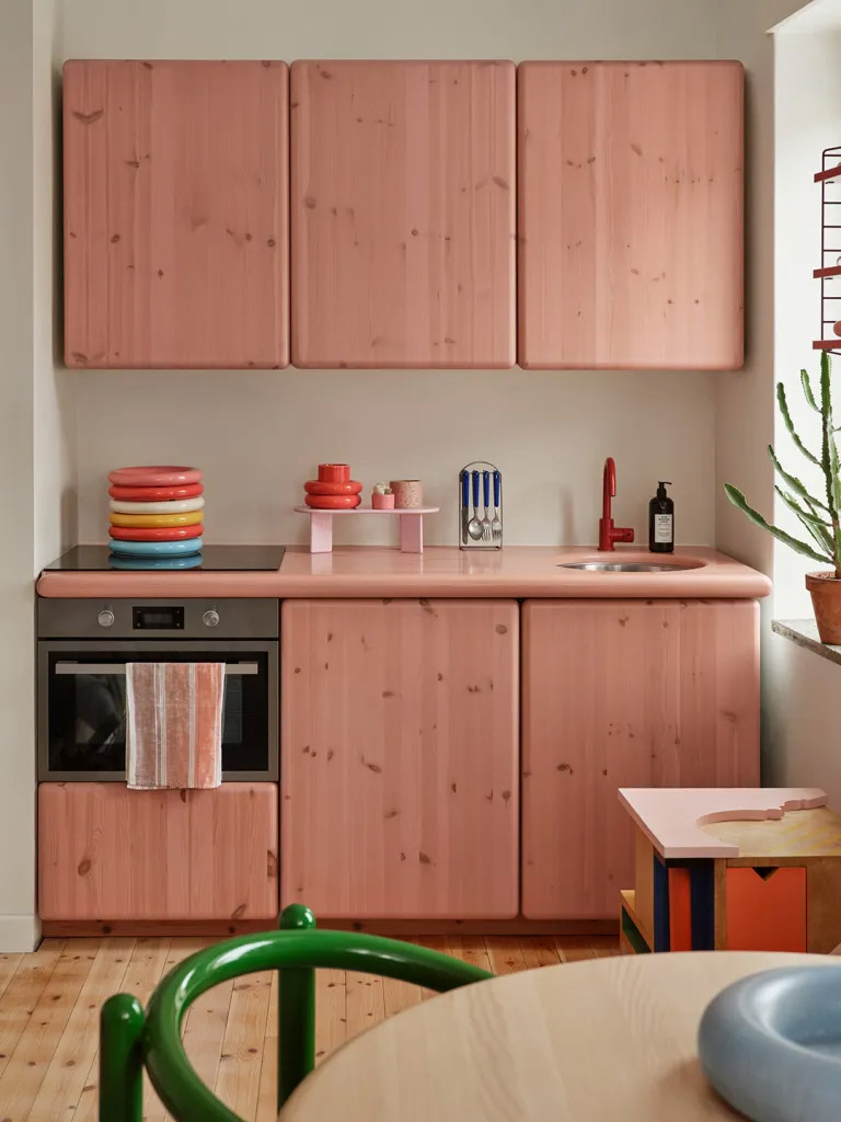 Une cuisine en pin teintée rose Une cuisine en pin teintée rose