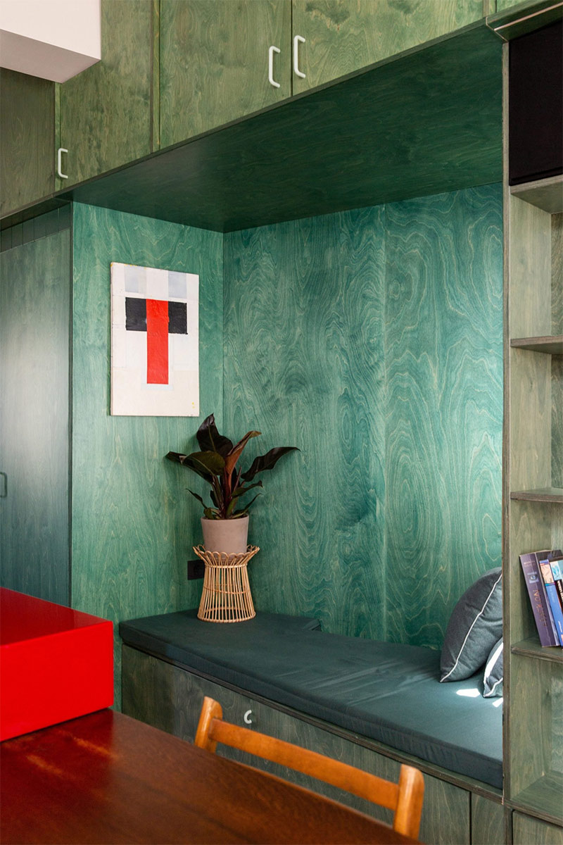 Un mur avec des placards sur-mesure, teintés vert Un mur avec des placards sur-mesure, teintés vert