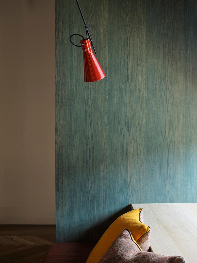Revêtement de murs en bois teinté bleu Revêtement de murs en bois teinté bleu