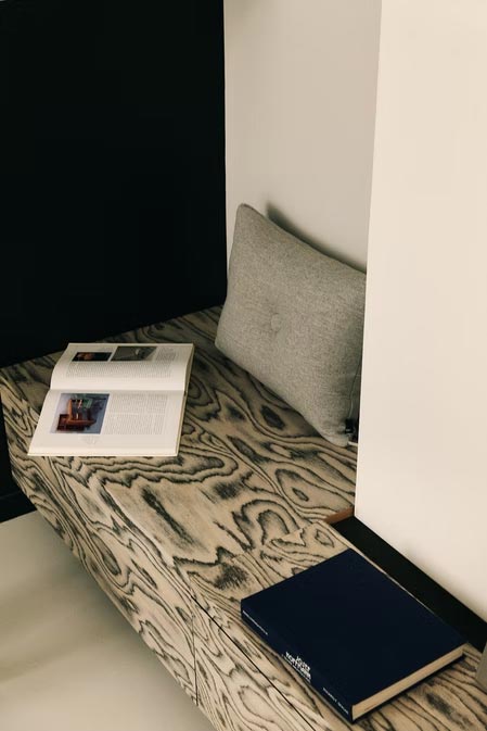 Meuble bas sur-mesure en Alpi-wood (E. Sottsass) dans les teintes blanc/gris/noir Meuble bas sur-mesure en Alpi-wood (E. Sottsass) dans les teintes blanc/gris/noir