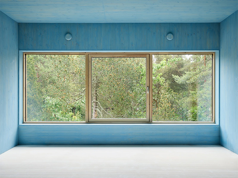 Une pièce dont les murs en pin ont été teintés en bleu Une pièce dont les murs en pin ont été teintés en bleu