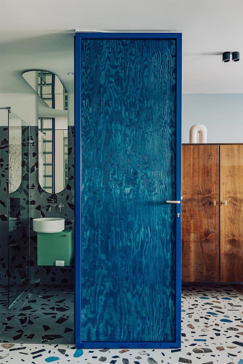 Une porte en bois teintée de bleu Une porte en bois teintée de bleu