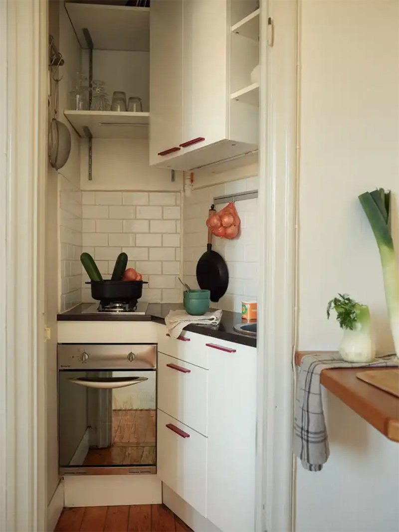 Une toute petite cuisine installée dans une minuscule alcôve Une toute petite cuisine installée dans une minuscule alcôve