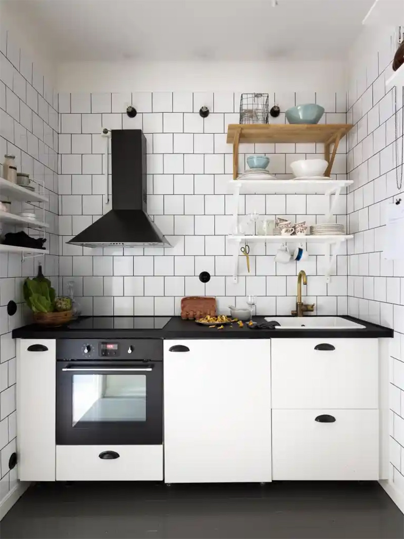 Une cuisine compacte en noir et blanc Une cuisine compacte en noir et blanc