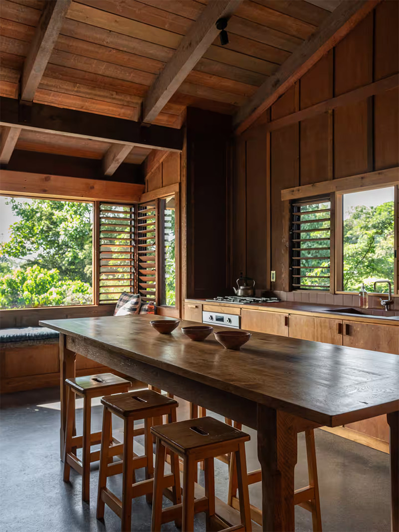 La cuisine présentant des aménagement en bois La cuisine présentant des aménagement en bois