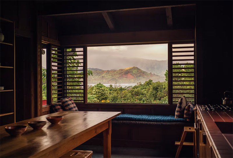 Fenêtre de la cuisine offrant une vue spectaculaire sur la baie de Hanalei Fenêtre de la cuisine offrant une vue spectaculaire sur la baie de Hanalei