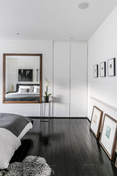 Parquet ancien peint en noir