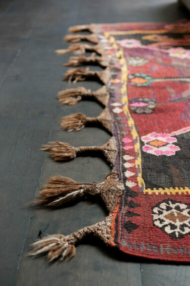 Un ancien atelier reconverti au parquet teinté sombre aux Pays-Bas