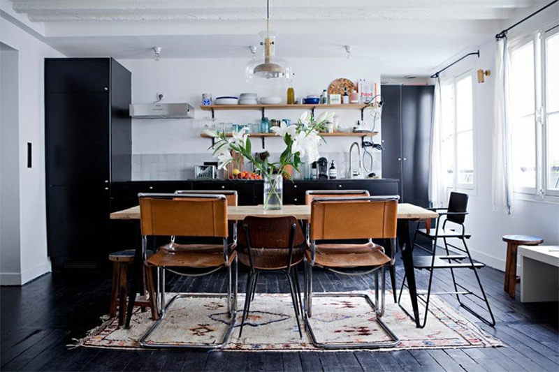 Duplex parisien familial au plancher peint en noir par Stéphanie Lizée