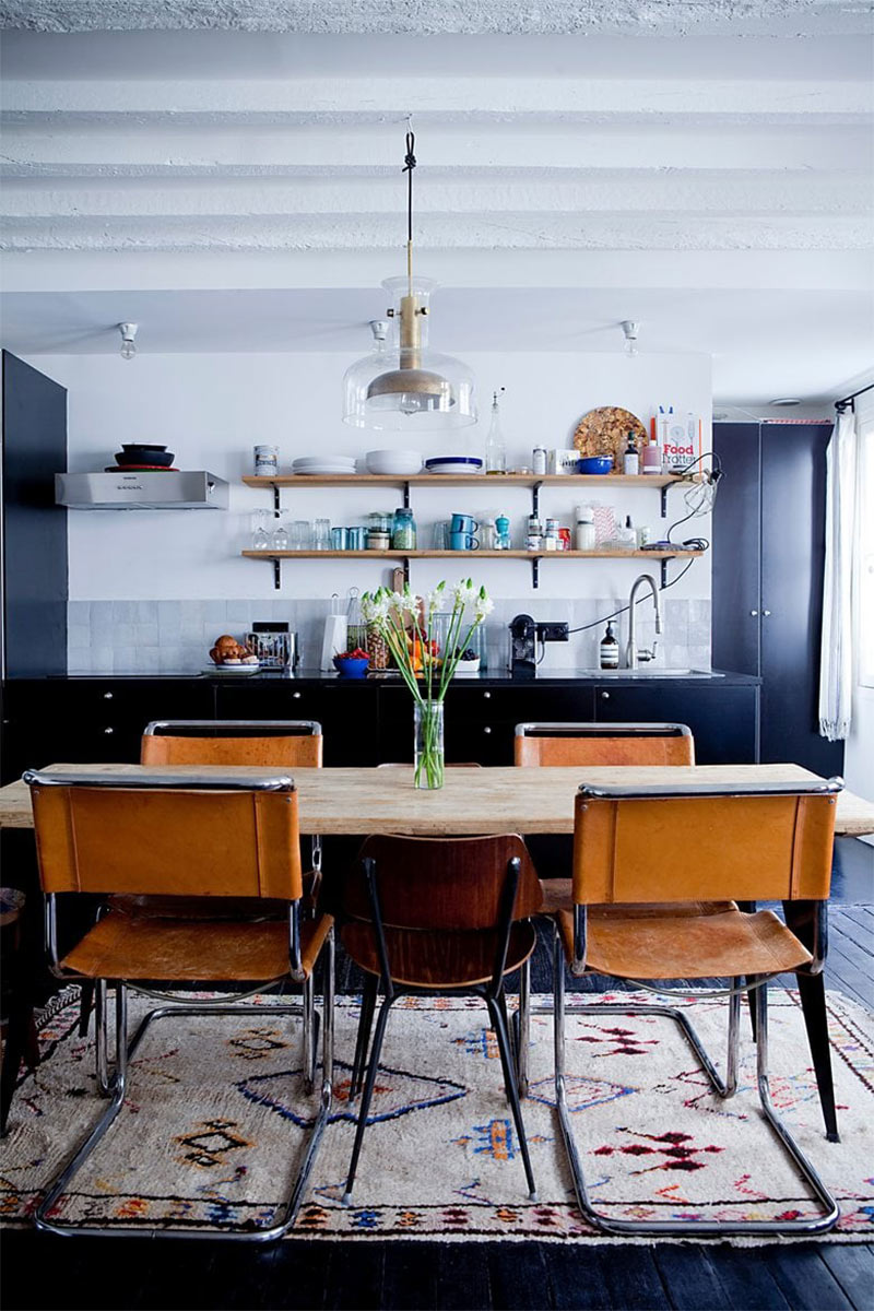 Duplex parisien familial au plancher peint en noir par Stéphanie Lizée