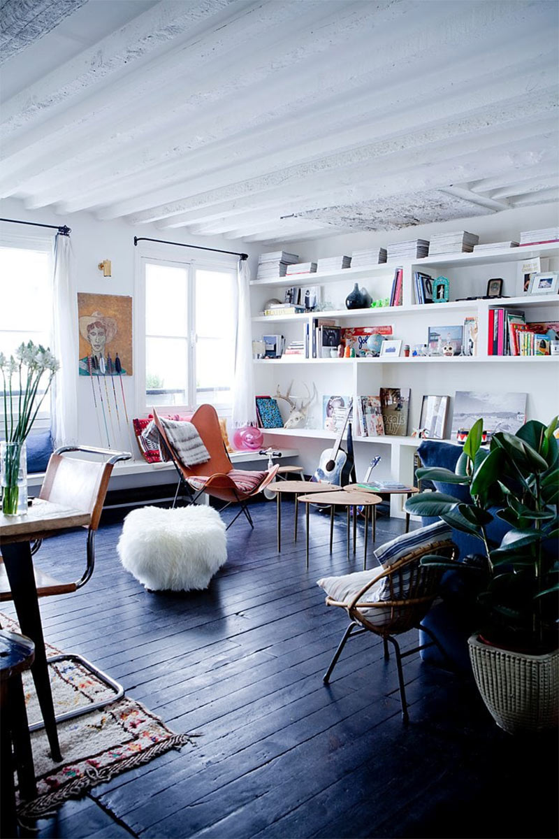 Duplex parisien familial au plancher peint en noir par Stéphanie Lizée