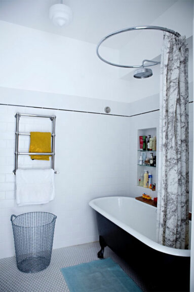 Duplex parisien familial au plancher peint en noir par Stéphanie Lizée