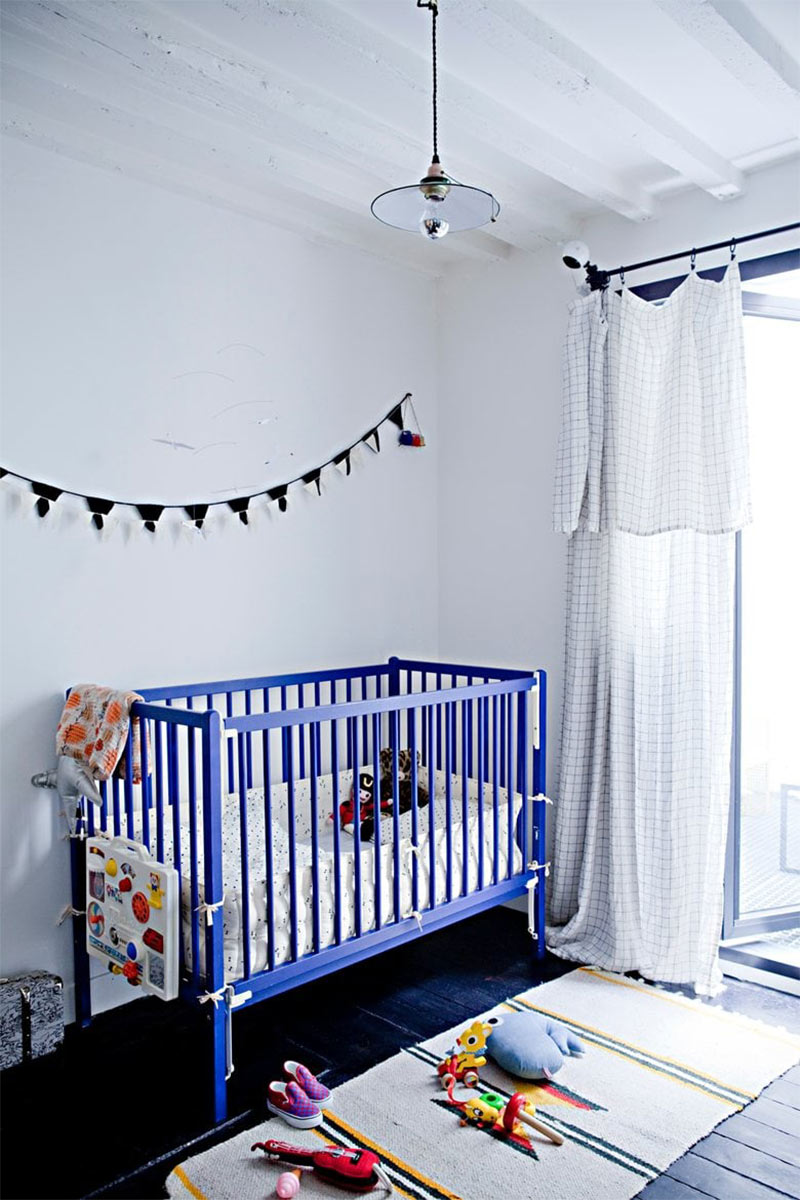 Duplex parisien familial au plancher peint en noir par Stéphanie Lizée Duplex parisien familial au plancher peint en noir par Stéphanie Lizée