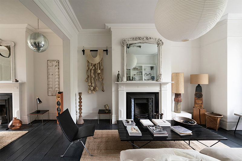 Une maison victorienne à Londres au plancher noir