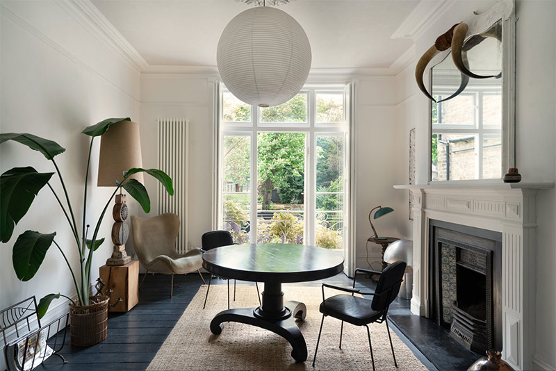 Une maison victorienne à Londres au plancher noir