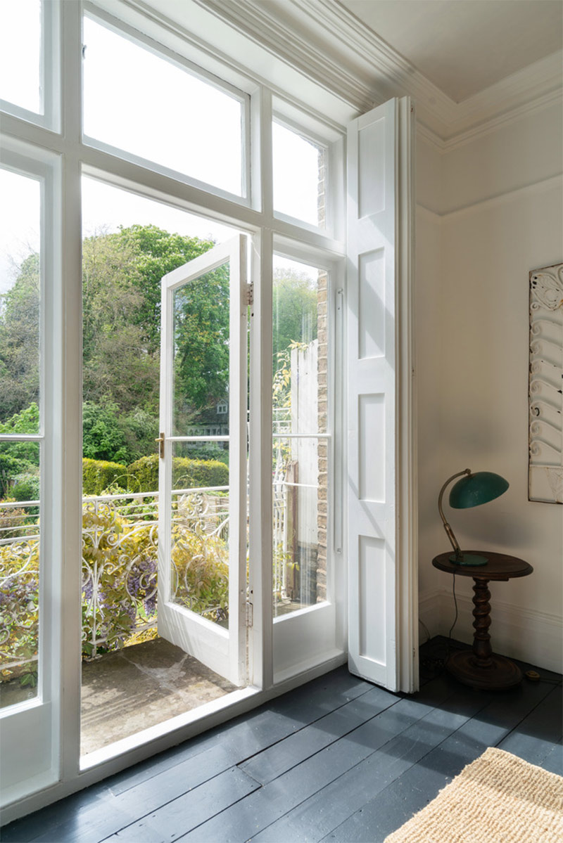 Une maison victorienne à Londres au plancher noir