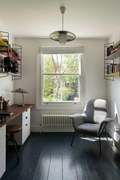 Une maison victorienne à Londres au plancher noir