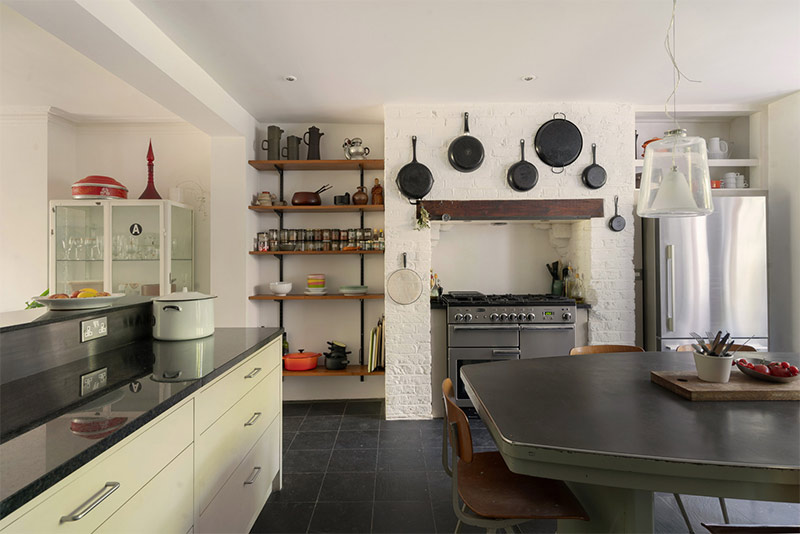 Une maison victorienne à Londres au plancher noir