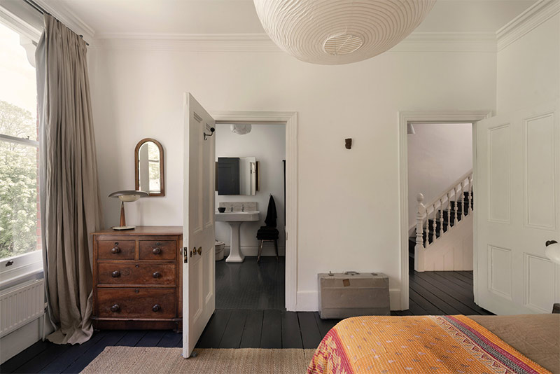 Une maison victorienne à Londres au plancher noir