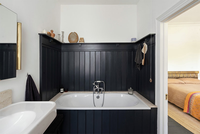 Une maison victorienne à Londres au plancher noir