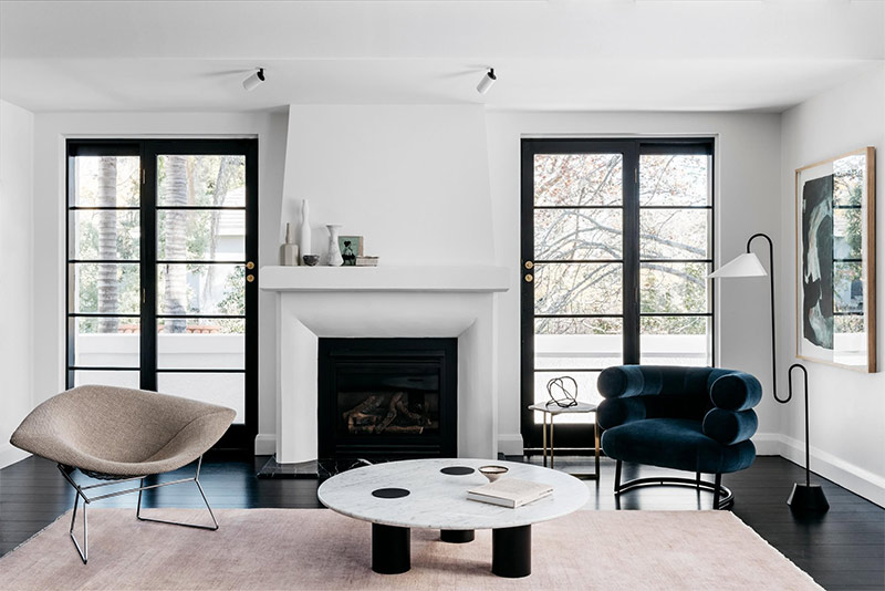 Une maison contemporaine en Australie au sol noir et aux murs blancs par Arent & Pyke