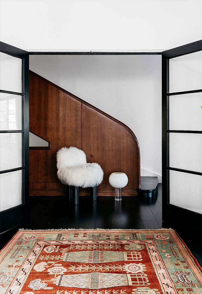 Une maison contemporaine en Australie au sol noir et aux murs blancs par Arent & Pyke