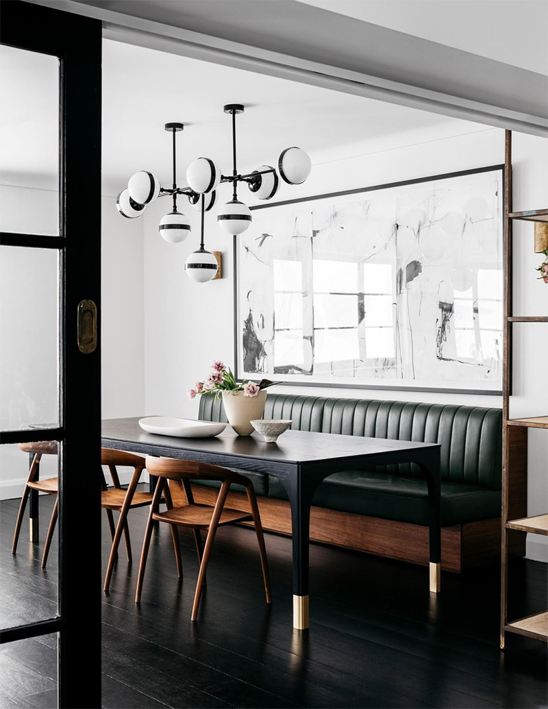 Une maison contemporaine en Australie au sol noir et aux murs blancs par Arent & Pyke