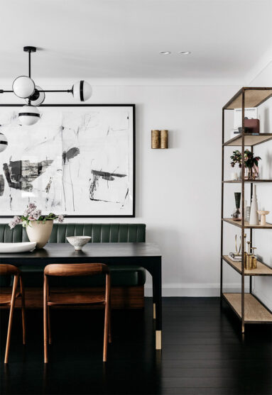 Une maison contemporaine en Australie au sol noir et aux murs blancs par Arent & Pyke