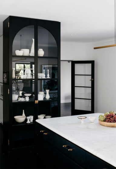 Une maison contemporaine en Australie au sol noir et aux murs blancs par Arent & Pyke