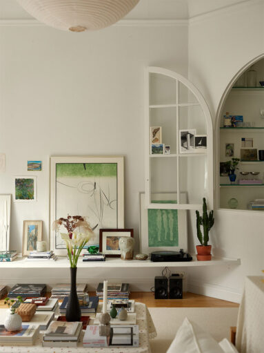 Mise en scène de cadres, livres d'art et bibelots design