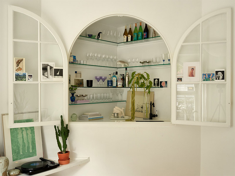 Une vitrine réalisée avec des fenêtres en forme d'arceau
