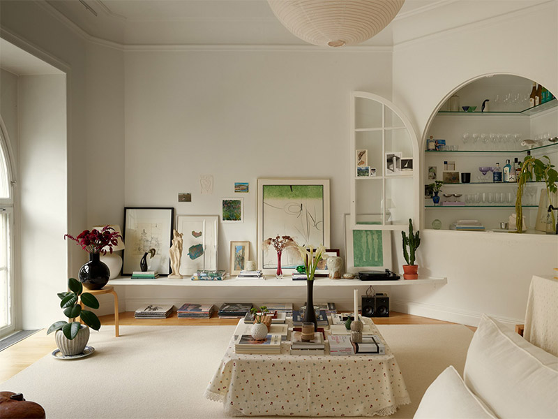 Un salon monochrome dans les tonalités blanc crème à la décoration parisienne