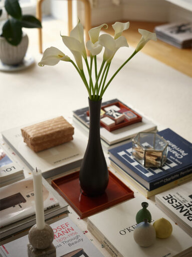 Table avec mis en scène livres d'art et accessoires décos