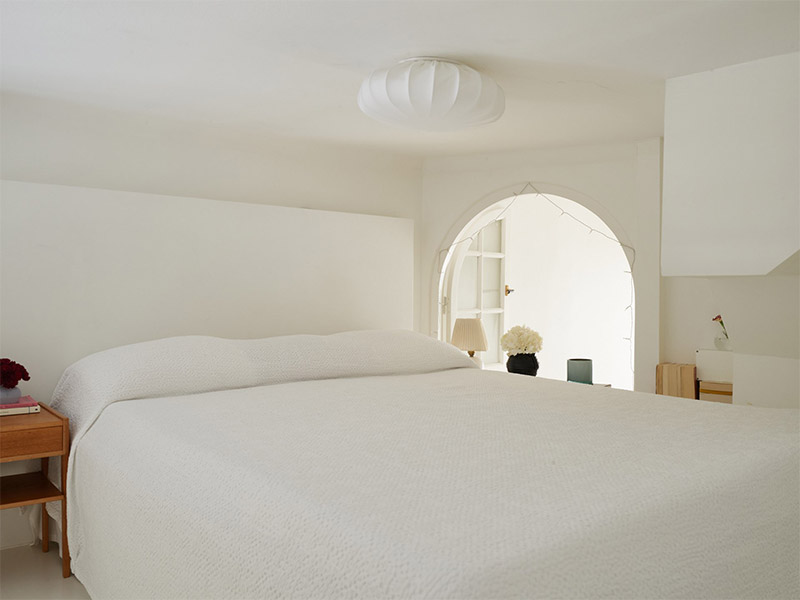 Une micro chambre monochrome en blanc crème