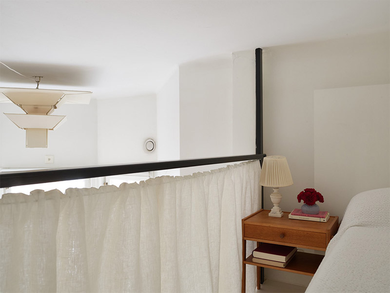 Une micro chambre sur mezzanine donnant sur la pièce à vivre