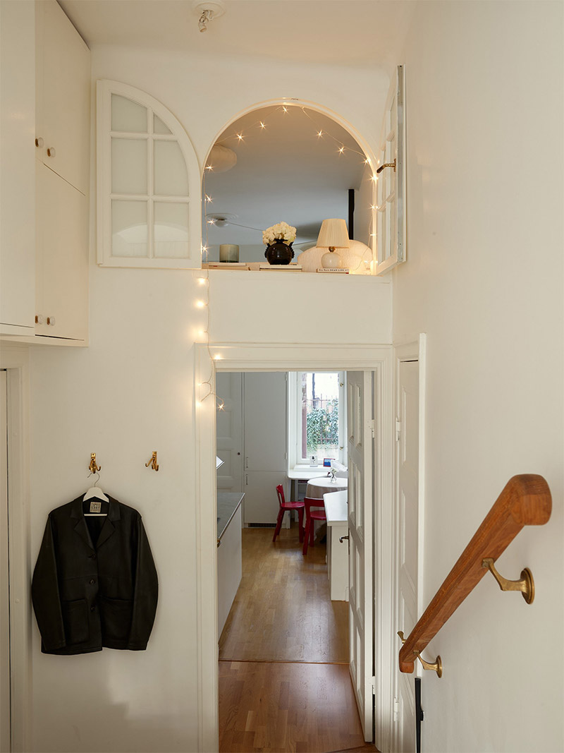 Entrée de l'appartement donnant sur la cuisine et la chambre en mezzanine Entrée de l'appartement donnant sur la cuisine et la chambre en mezzanine