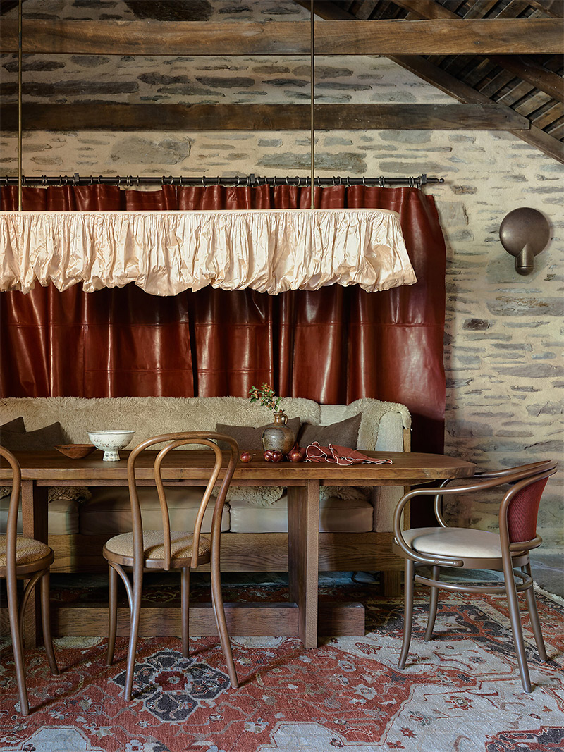 Drapé en cuir pour ce bar de style rustique avec luminaire en tissu drapé Drapé en cuir pour ce bar de style rustique avec luminaire en tissu drapé