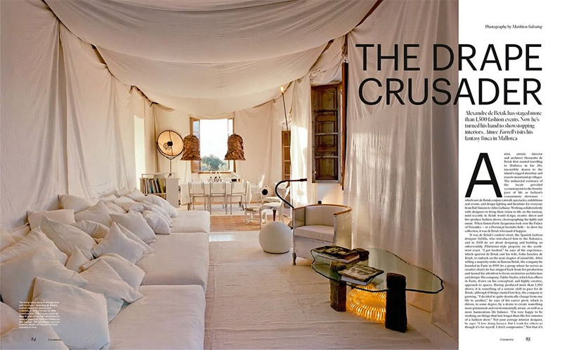 Un salon comlétement aménagé en draperie blanche pour une finca à Majorque Un salon comlétement aménagé en draperie blanche pour une finca à Majorque