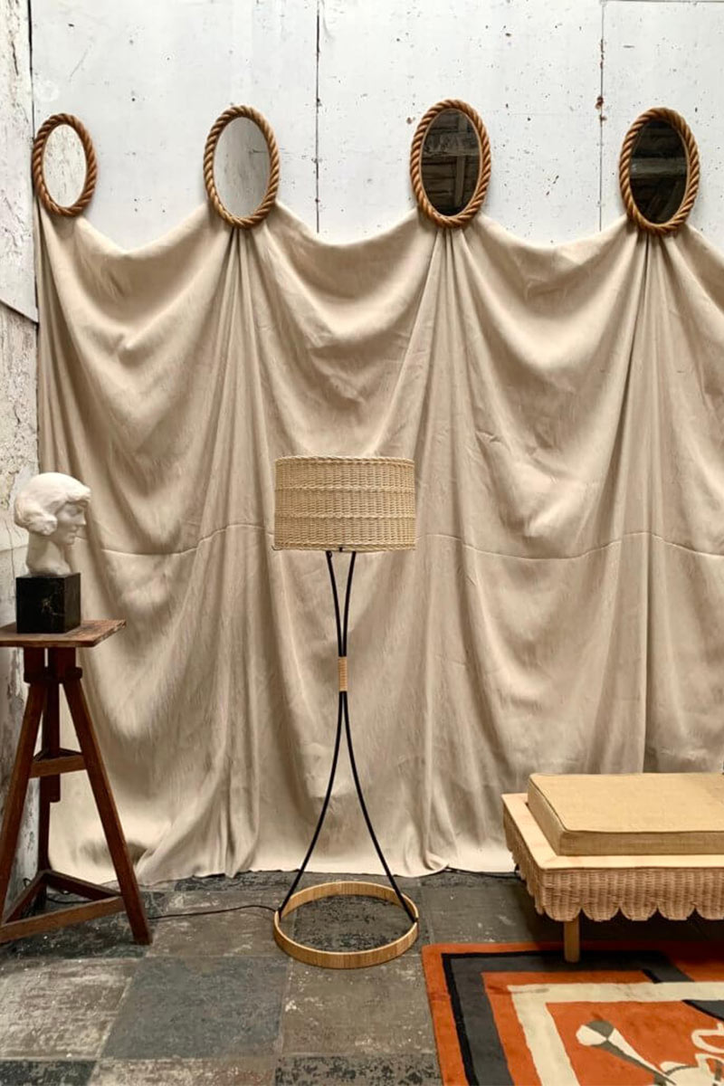 Installation de draperie et miroir par l'Atelier Vime Installation de draperie et miroir par l'Atelier Vime