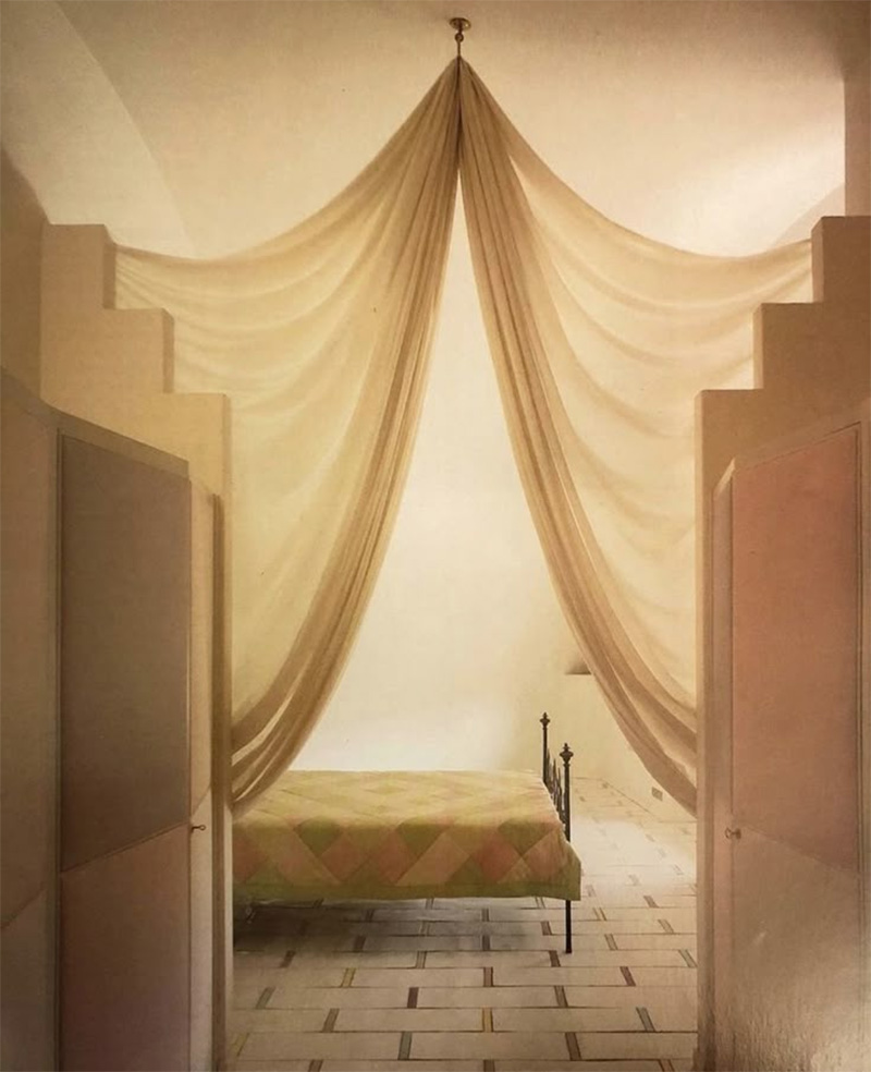 Mise en scène d'un drapé dans une chambre minimaliste de style méditerranéen