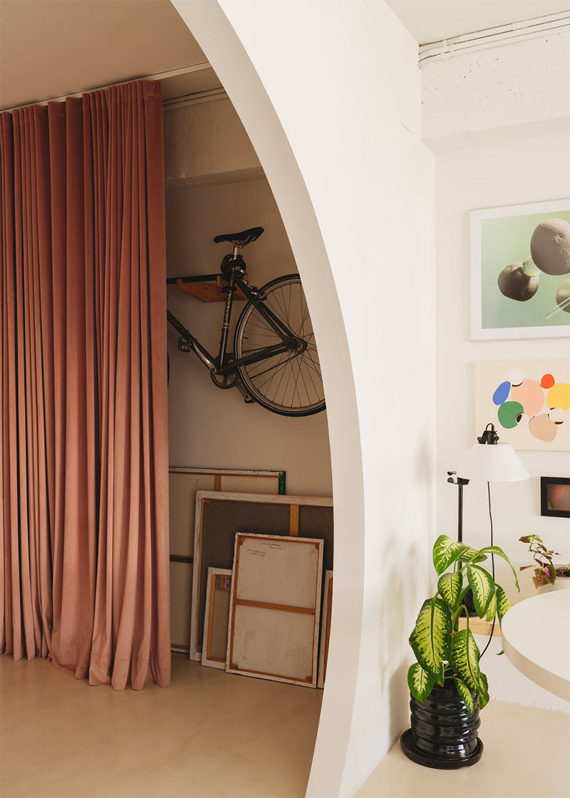 Une chambre et ses rangements masqués par un rideau de séparation Une chambre et ses rangements masqués par un rideau de séparation