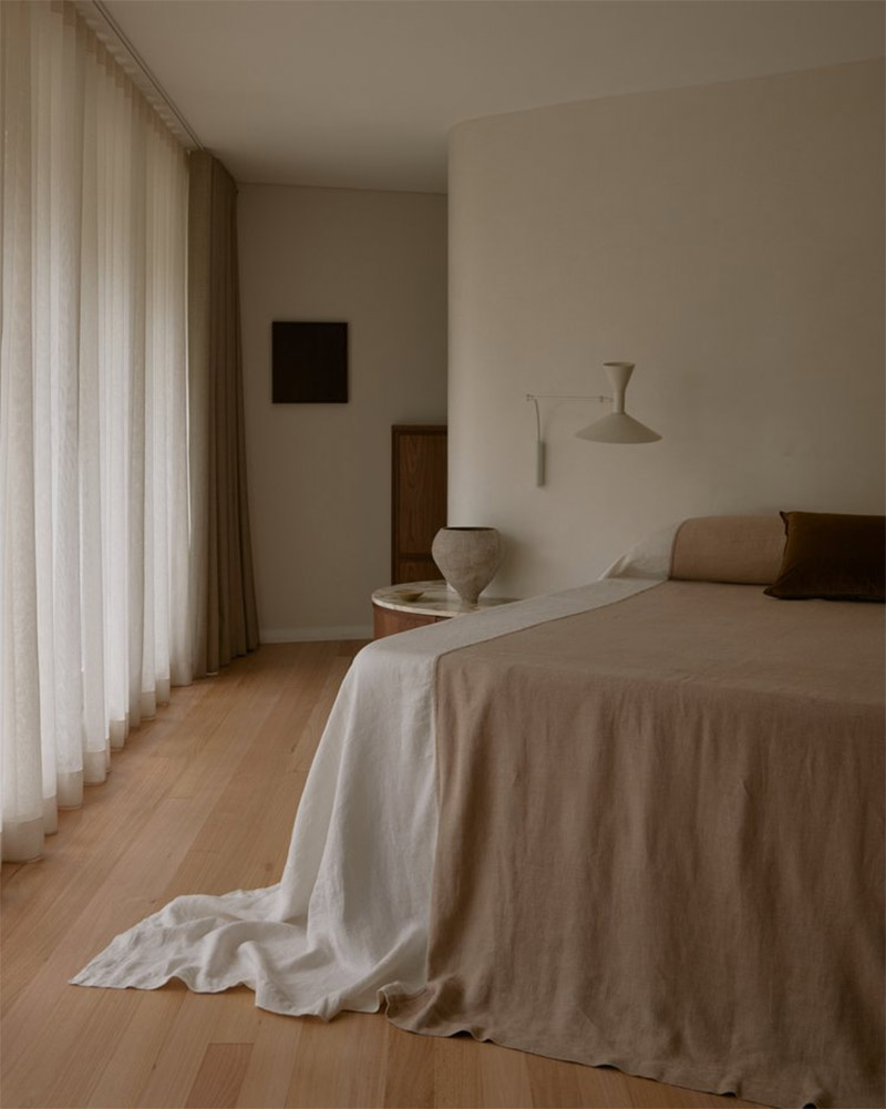 Une chambre avec voilage et dessus lit drapé