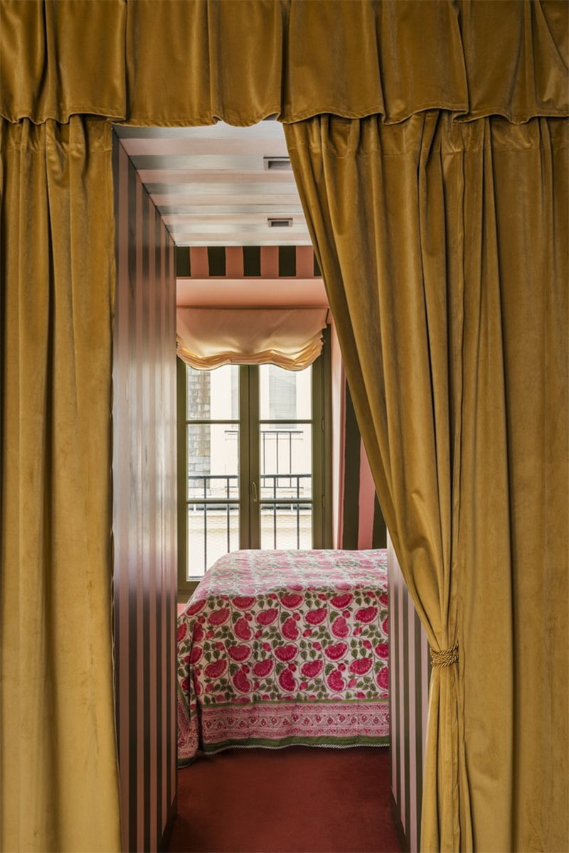 Une porte de chambre dissimulée derrière un rideau en velours lourd Une porte de chambre dissimulée derrière un rideau en velours lourd