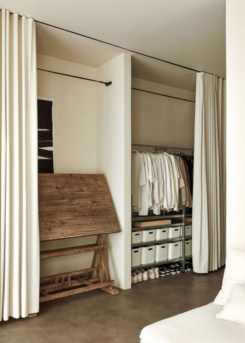 Rideaux blancs pour masquer des zones de rangement