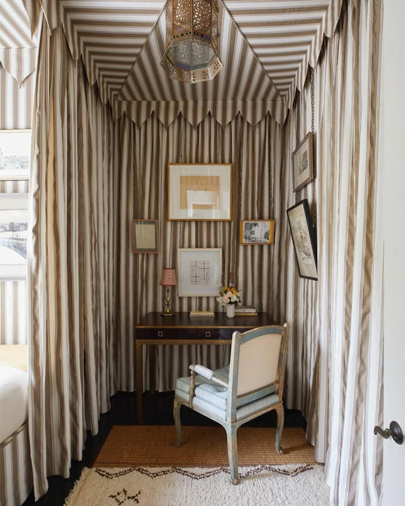 Un bureau installé sous une tente Un bureau installé sous une tente