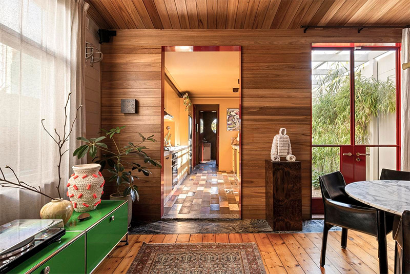 Vu sur la cuisine toute en longueur dans les tonalités ocre Vu sur la cuisine toute en longueur dans les tonalités ocre