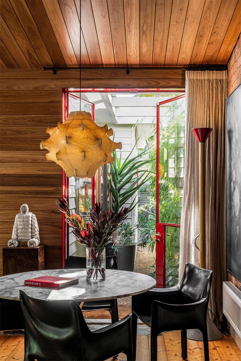 Bois teinté, noir, marbre, fenêtre laquée rouge vif : le jeu des contrastes de matériaux Bois teinté, noir, marbre, fenêtre laquée rouge vif : le jeu des contrastes de matériaux