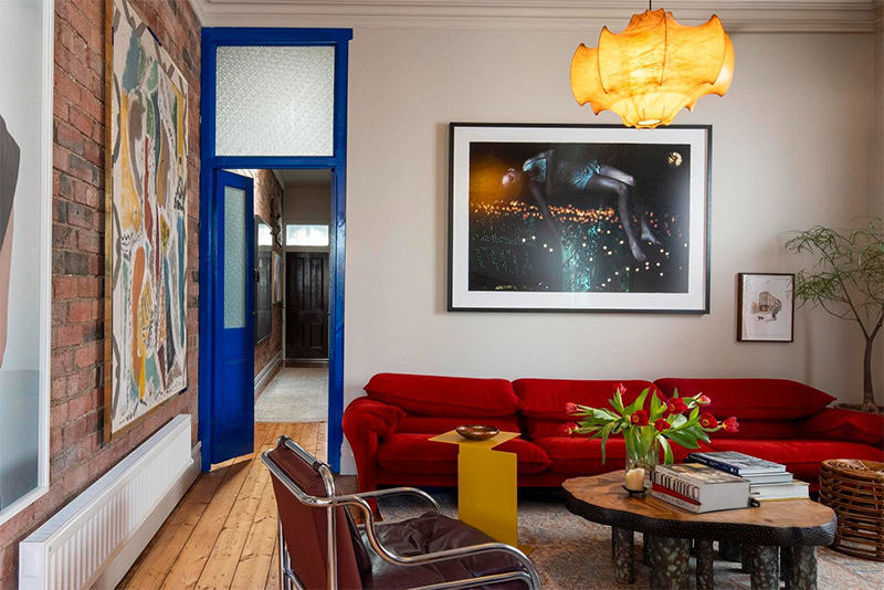 Vue sur le salon qui se prolonge vers la porte d'entrée à l'arrière Vue sur le salon qui se prolonge vers la porte d'entrée à l'arrière